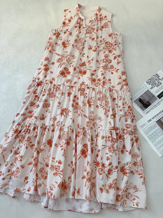 邂逅夏日繁花浪漫裙装～ 设计师以夏日阳光为灵感 以橙色为基调 将小苍兰、蝴蝶穿梭等场景 浓缩在摆裙上 天丝的加入 赋予了裙子轻盈丝滑的触感 穿上身清凉舒爽 既保