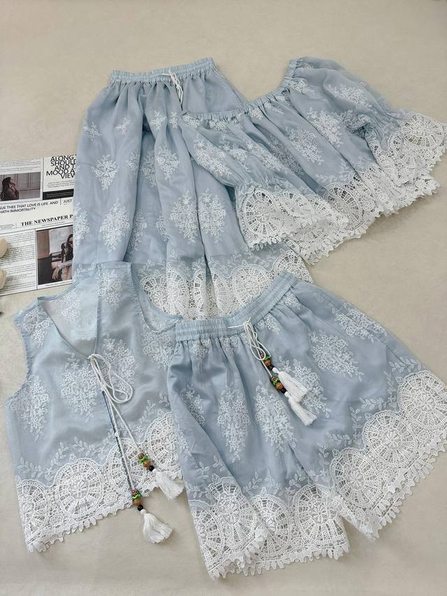 这个夏天过分美丽啦～ 出了蓝色 背心和短裤也出齐啦 注意区别的是 蓝色的面料和黑色白色的不一样 黑色白色是纯棉材质的 比较挺括 天蓝色的是天丝质地的 比较飘逸