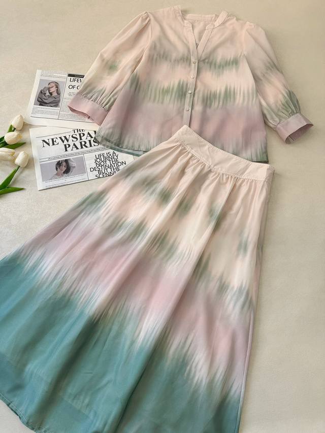 氧气女神套装 渐变色V领衬衣+彩虹渐变印花半裙 一套穿可美啦 粉绿色由浅到深的过渡渐变 不要太高级呀 面料垂坠性很好 手感滑滑的感觉 人造纤维材质 耐磨耐看 温