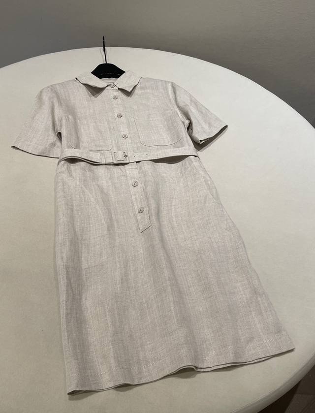 尺码：2 4 6 8 小禾25新款斜纹亚麻束腰带连衣裙 甄选优质亚麻面料，天然环保，具有良好的透气性与吸湿性 。斜纹织造工艺赋予面料独特质感，挺括中不失柔软，穿