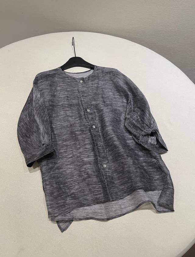 尺码：S M L Lp 真丝亚麻两侧开衩上衣 采用26 4%桑蚕丝，73 6%亚麻，光滑柔软，亲肤极佳。两者结合了亚麻的出色透气性好在炎热天气中能保持凉爽，潮湿