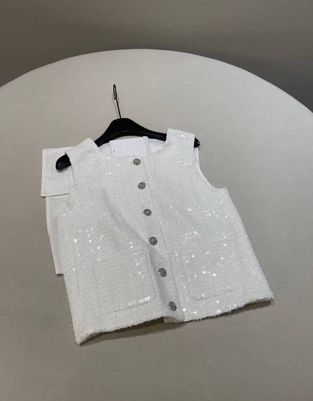 尺码:36 38 40 Chane！ 25Ss 新品白色珠片软呢马甲 经典的白色软花呢材质，质感十足，散发着优雅的气息。上面精心点缀的珠片，在光线下闪烁着迷人光