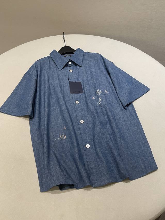 尺码：Xs S M L Lv 25新款帆船系列徽标刺绣牛仔衬衫短袖 甄选优质牛仔面料，柔软又舒适。标志性帆船徽标以精湛刺绣工艺呈现于衣身，或于胸前低调点缀，或于
