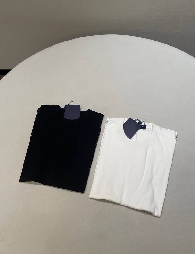 尺码：Xs S M L Lv 有机棉水钻Monogram图案针织短袖 甄选高品质有机棉，触感柔软亲肤，穿着舒适透气，带来自在惬意体验。以耀目莱茵石巧筑渐变效果M