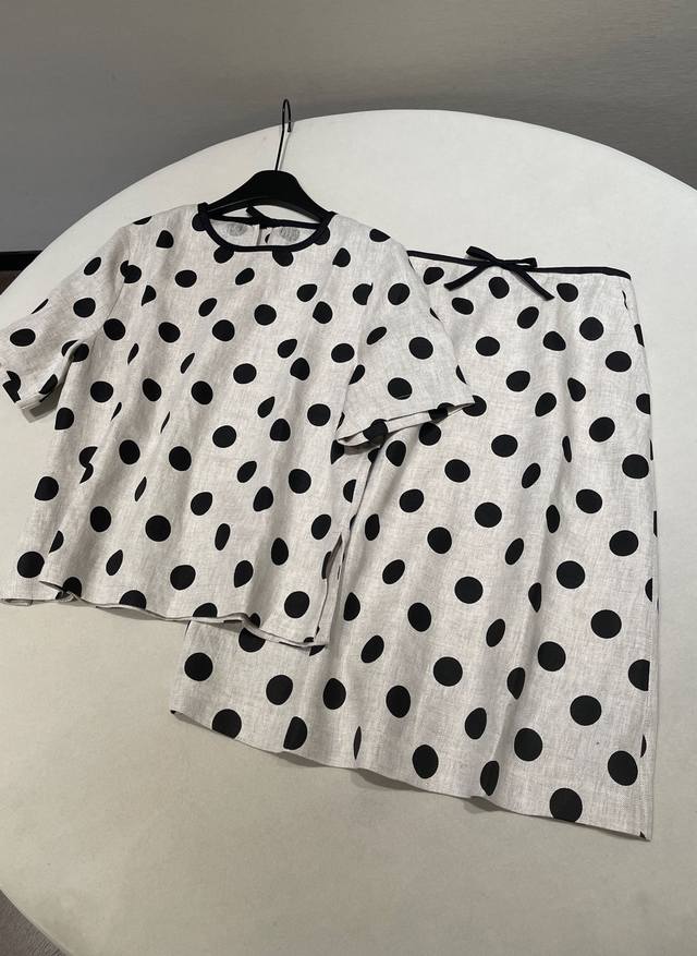 上衣 半裙 尺码：S M L Xl 小禾 波点印花斜纹亚麻上衣+半裙 邂逅法式慵懒，采用100%斜纹亚麻面料 ，天然的透气属性，让肌肤在夏日也能自由呼吸，告别闷