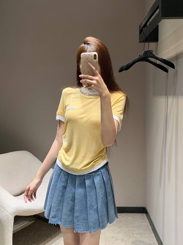 Miumi*25Ss早春新款 微标钻领假两件修身短袖T恤丨独家高版出品！高弹力舒适面料假两件褶皱设计！单穿叠穿设计感满满！颜值与舒适度兼具！颜色超级美！出片效果