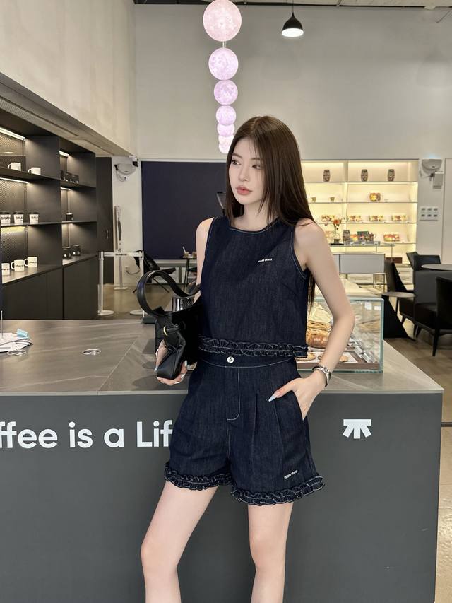 Miumi* 25Ss春夏新款 花边装饰无袖上衣+短裤套装丨独家高版出品！ 复古洗水蓝颜色超赞 标志性的刺绣Logo点缀贴布彰显品牌特色 立体花边装饰设计 一套