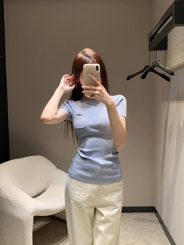 Prad* 25Ss春夏新款 高弹针织短袖上衣丨独家高版出品！修身针织短袖剪裁 胸前口袋上缘装点标志性字母徽标图案 彰显品牌个性 凸显穿搭高级感 竖坑条纹理显瘦