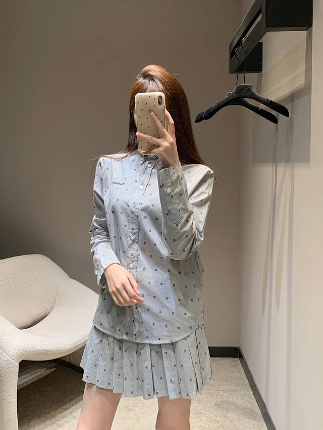 衬衫 半裙 P260 Chane*25Ss春夏新款 条纹Logo刺绣长衬衫+百褶半裙丨独家高版出品！没有什么理由可以拒绝它 可A可乖的风格 版型属于谁都好驾驭的