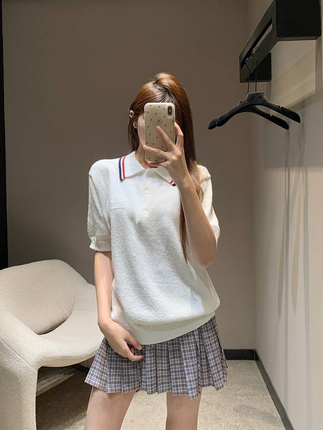 Miumi* 25Ss春夏新款 学院风Polo领条纹针织衫丨独家高版出品！无可挑剔的面料搭配优秀的版型设计简直完美日常搭配各种短裤短裙或阔腿裤都很Ok！你想要穿