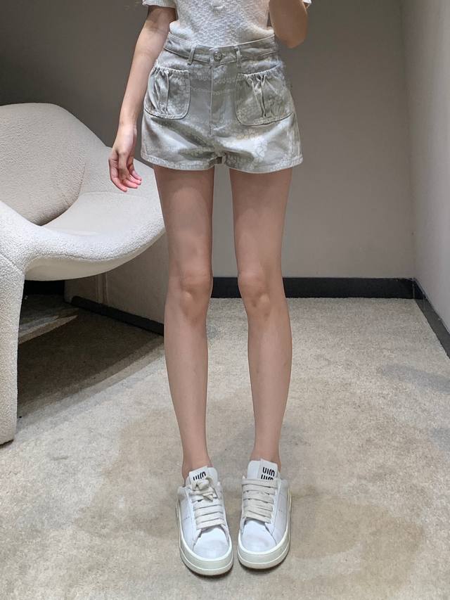 Chane* 25Ss春夏新品 Coco沙滩系列牛仔短裤丨独家Yb开发！高版出品！定制酵素洗水牛仔面料！白富美必入单品。显瘦神器经典裤型上身超好看！高织数有机纯