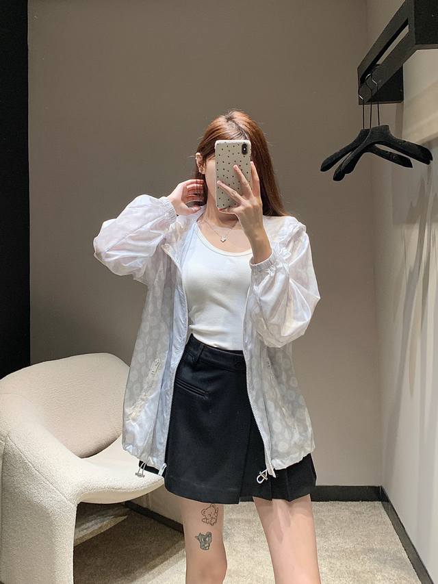 Chane* 25Ss春夏新款 5号印花夹克防晒衣连帽外套丨独家高版出品！夏天第一件防晒外套安排起来 轻量化设计 穿着毫无压力感 穿搭的功能特别强大 随意打造显