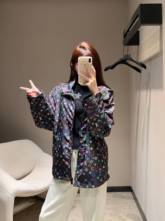 Louis Vuitt*N 25Ss早春新款 Monogram印花科技防风夹克外套丨独家高版出品！这款风衣采用引人注目的柔和色调，非常适合春天。该技术模型饰有通