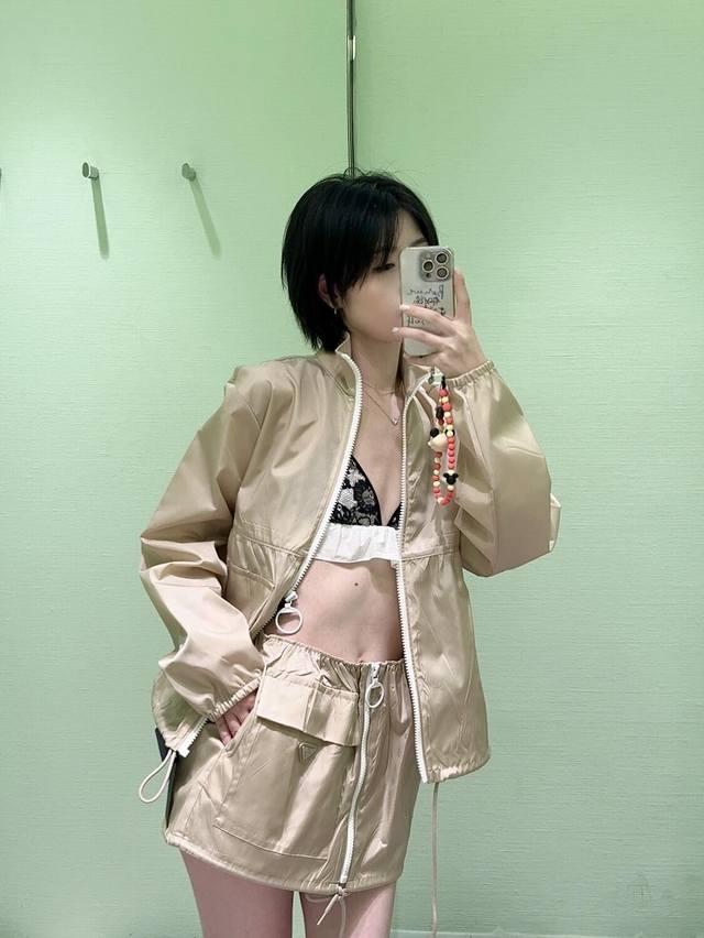 半裙 外套 Prad* 25Ss春夏新款 三角标双口袋拉链防晒外套+半裙套装丨独家Yb开发！高版出品！定制开发面料与版型裁剪 夏日穿搭也很舒适 高级的咖色搭配白