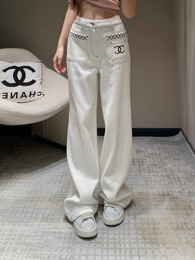Chane* 25Ss早春新款 Logo刺绣双口袋白色直筒牛仔裤丨独家高版出品！这条裤子好穿程度实名安利！干净又清爽的白色几乎不挑搭配 妥妥的百搭王 巨好穿 丸