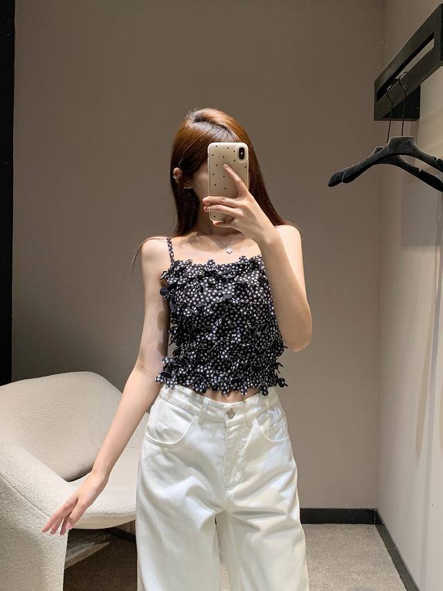 Chane*2025Ss春夏新款 吊带小背心丨独家高版出品！定制Yb进口材质 质感光泽 高级舒适背心 通体黑白两色可选 满铺点缀双C字母徽标 配合立体花瓣状造型