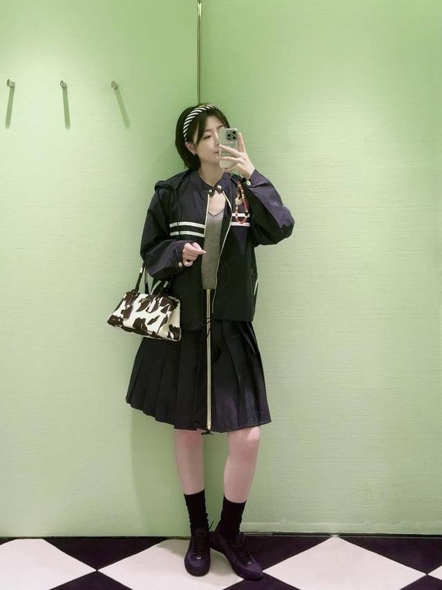 半裙 外套 Prad* 25Ss春夏新款 可拆卸连帽防晒夹克外套+拉链半裙丨独家Yb开发！高版出品！采用进口再生尼龙面料，质感上乘，透气性佳。简洁流畅的线条，勾