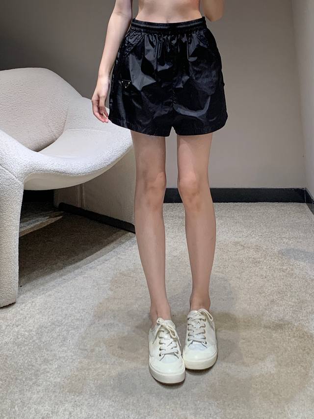 Prad*25Ss春夏新款 三角标尼龙短裤丨独家Yb开发！定制Yb进口冲锋尼龙材质 透气舒适 质感十足更轻便灵活 经典三角标低调彰显品牌设计感 增添口袋轻松收纳