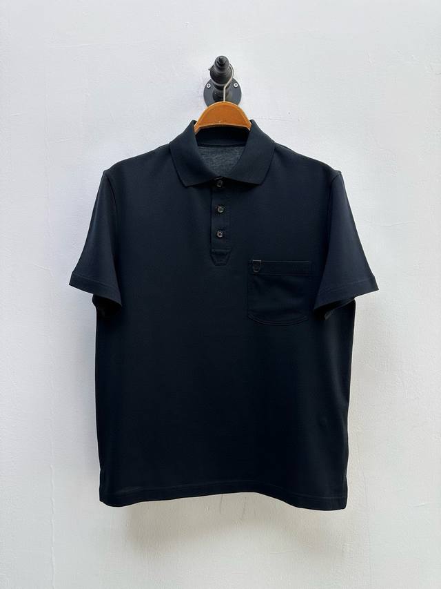 Brioni 短袖Polo衫、尾单 客供面料 定织定染 采用100%烧毛棉，此面料在加工时将丝光棉纱快速暴露在高温气体火焰中并取出，因此更加鲜亮和光滑 合身版型