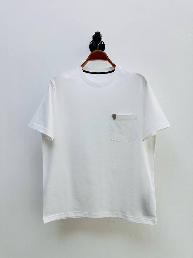 Brioni 男士Logo吊牌圆领短袖、尾单 客供面料 定织定染 采用100%烧毛棉，此面料在加工时将丝光棉纱快速暴露在高温气体火焰中并取出，因此更加鲜亮和光滑