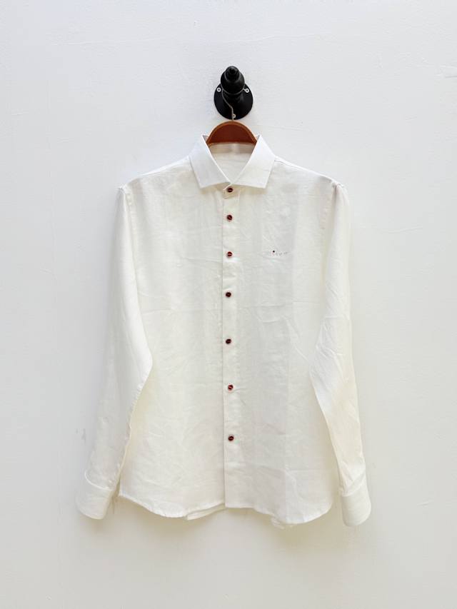 Kit 徽标刺绣翻领亚麻衬衫、代工厂P出品 夏季新品 胸口同色系纱线刺绣的品牌Logo字样，是品牌对“不喧哗，自有声”的完美诠释 字母“I”上那一点红，宛如那不