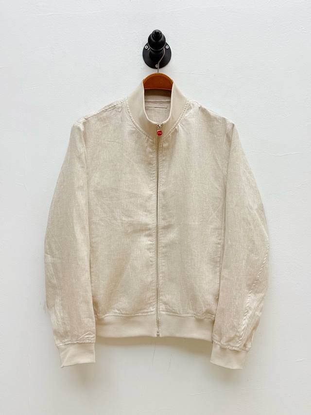 Kit 飞行员亚麻夹克、代工厂P出品 春夏新品 单品以飞行员夹克标志性的军装廓形为基底，通过材质与细节的革新，实现了“功能性与优雅性”的微妙平衡 拉链头饰以红色