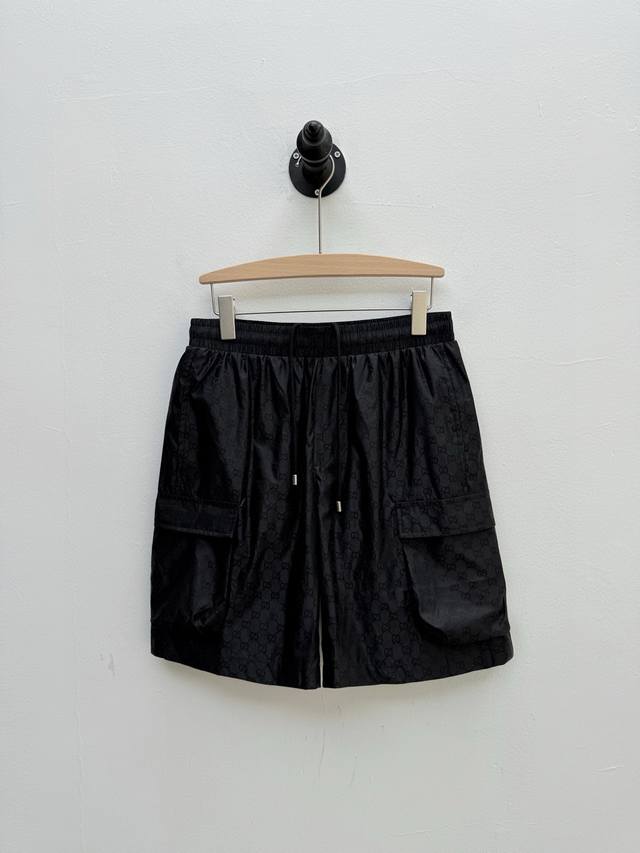 Gu 轻质双G提花尼龙短裤、代工厂P出品 春夏新品 单品以品牌标志性双G提花为核心设计语言，全裤采用高密度尼龙提花面料，将品牌经典字母交织图案以现代工业焕新演绎