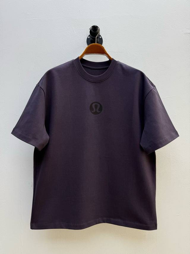 Lulu 经典Logo贴饰圆领T恤、代工厂P出品 春夏系列 正面醒目的品牌徽标印花采用温感变色技术，可根据环境温度呈现动态色彩变化，既呼应了运动场景体温变化的自