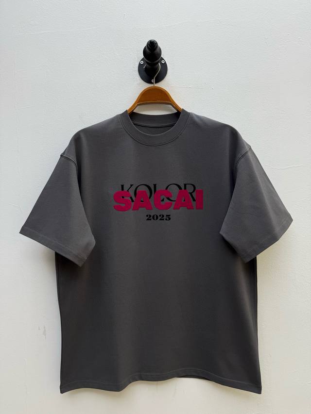 Sacai 联名植绒印花圆领T恤、代工厂P出品 春夏系列 单品延续了品牌标志性的解构主义基因，通过双品牌印花叠加的设计语言，将Kolor 2025印花与Saca