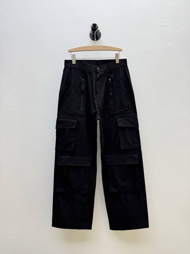 Dio 多口袋阔腿工装裤、代工厂P出品 春夏新品 正面醒目的品牌印花中，“D”与“R”字母刻意省略竖杠，以解构手法弱化传统标识繁复感，传递现代极简主义风格 这种