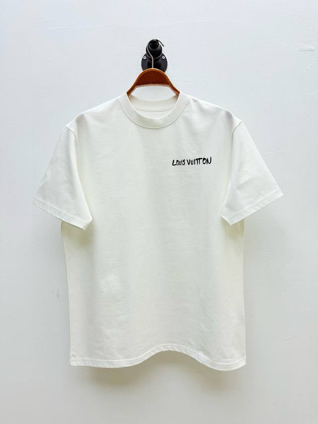 驴牌 印花圆领T恤、代工厂P出品 春夏系列 左胸上以艺术字体重新书写品牌字样，简单大方，也是品牌对“现代极简主义”的响应 背后的字幕印花是当代艺术家朴栖甫的生平