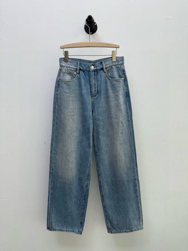驴牌 廓形贴标装饰牛仔裤、代工厂P出品 春夏新品 日本丹宁牛仔布、无弹性 质地柔韧有型、穿着舒适 微垮廓形、正面纽扣开合、腰部与裤口破坏设计理念，背面点缀皮质徽