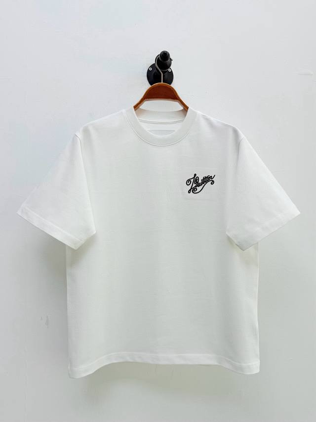 驴牌 经典刺绣徽标装饰T恤、代工厂P出品 春夏新品 复古平纹针织棉、280G重 棉质密实、挺括有型 落肩袖 微宽松 针织圆领、前饰以 Lv经典刺绣Logo图案装