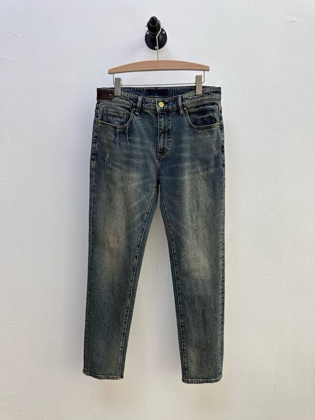 驴牌 腰头嵌有皮质徽标图案牛仔裤、代工厂P出品 春季新品 日本丹宁牛仔布 质密、略挺括、有型、不软榻 触感柔软舒适、有弹性 做旧工艺、小直简、自然修身、不紧绷