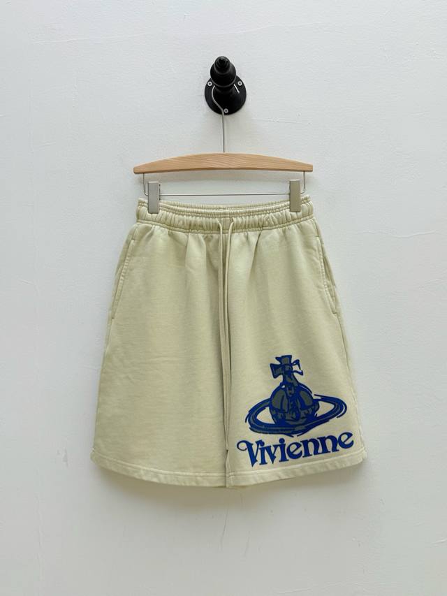 Vivienne 棉质徽标贴饰短裤、代工厂P出品 夏季新品 单品延续了品牌标志性的 温和叛逆 基因，这款短裤以极简廓形为画布，通过两处点睛的土星徽标实现品牌符号
