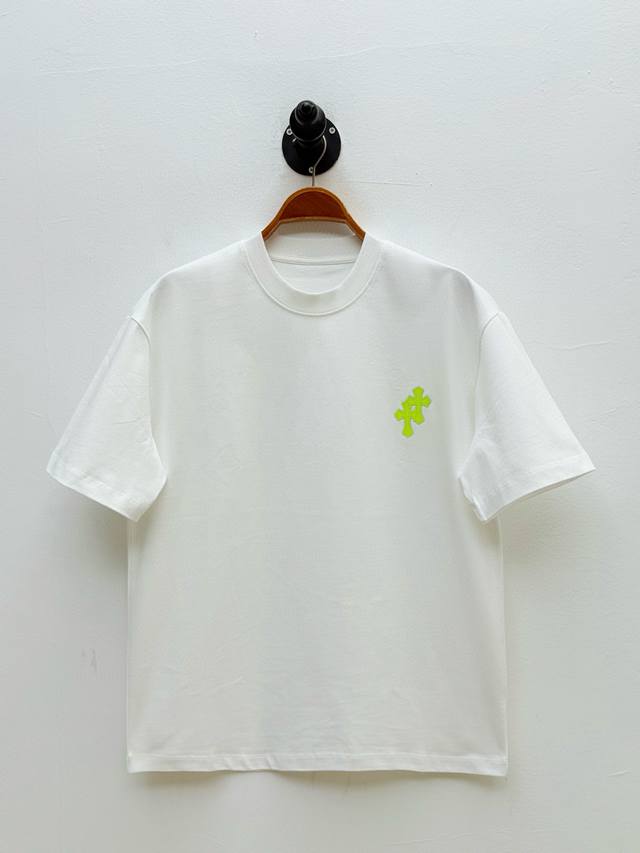 Ch 经典十字架贴饰圆领T恤、代工厂P出品 夏季新品 单品前胸双十字架与后背三枚十字架形成5:3的视觉纵深感，Old English字体Logo延续了品牌14世