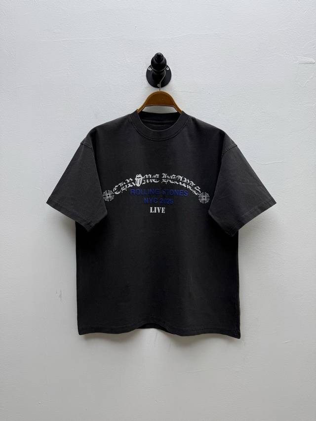 Ch 滚石联名印花T恤、代工厂P出品 春夏系列 单品正面将品牌Logo中“Chrome”中的“O”字母替换成滚石乐队标志性“吐舌嘴”图案，巧妙的将两大文化图腾融