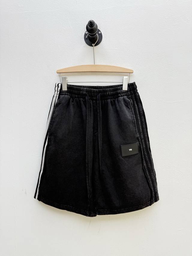 Y3 水洗做旧徽标短裤、代工厂P出品 春夏新品 单品通过水洗褪色、轻微磨损处理，营造出自然穿旧的复古质感，从而呈现时间沉淀的叙事感 正面裤腿的标牌与后裤袋的虚实