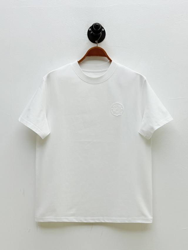 Lulu 徽标贴布圆领T恤、代工厂P出品 夏季新品 正面小标点到为止，背后大标宣言式呈现，这种“收放对比”是品牌近年标志性设计语言 不过分张扬，却暗含力量感 “
