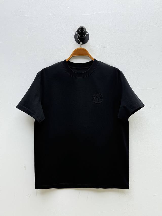 Lulu 徽标贴布圆领T恤、代工厂P出品 夏季新品 正面小标点到为止，背后大标宣言式呈现，这种“收放对比”是品牌近年标志性设计语言 不过分张扬，却暗含力量感 “