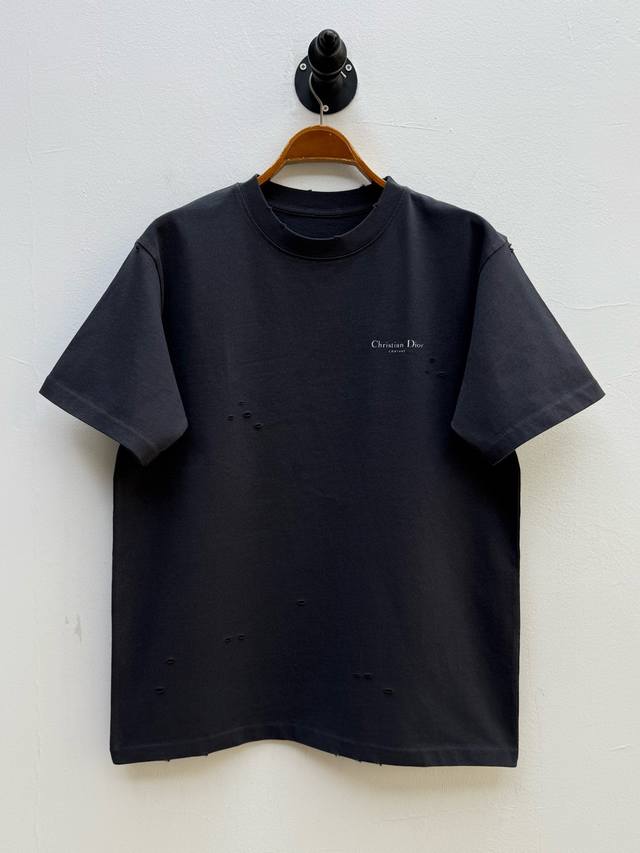 D 铃兰印花圆领T恤、代工厂P出品 春夏新品 单品以品牌标志性的铃兰元素为核心设计语言，正面胸口与背面均饰有品牌Logo印花，背面更以铃兰花朵点缀，呼应品牌创始