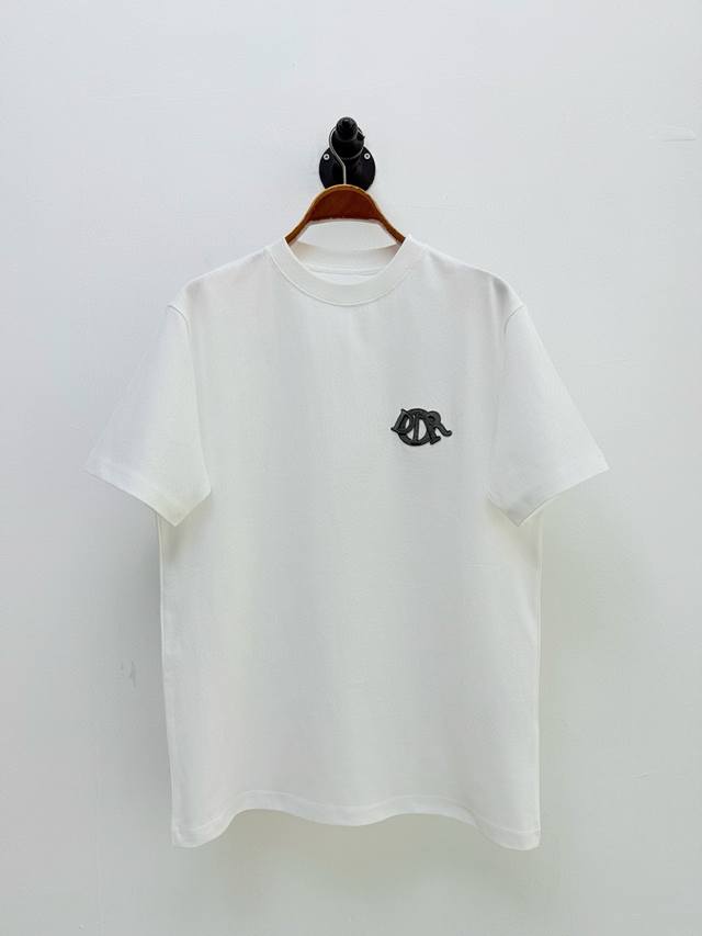 D Dr标志性刺绣T恤、代工厂P出品 春夏新品 平纹针织面料 质地绵柔密实、柔软舒适 宽松版型、胸前饰以Dior标志刺绣、采用德国高士丝线刺绣、田岛机织、工艺精