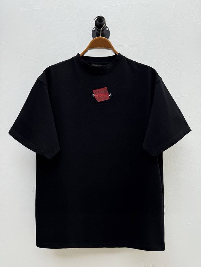 Bal 胶带装饰刺绣圆领T恤、代工厂P出品 春夏新品 280G面料 单品以 胶带字母 为标志性元素，通过错位排列的字母印花模拟工业胶带粘贴效果，既呼应了品牌近年