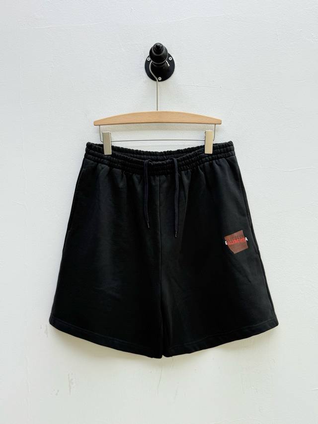 Bal 胶带装饰刺绣运动短裤、代工厂P出品 夏季新品 单品以 胶带字母 为标志性元素，通过错位排列的字母印花模拟工业胶带粘贴效果，既呼应了品牌近年推崇的 未完成