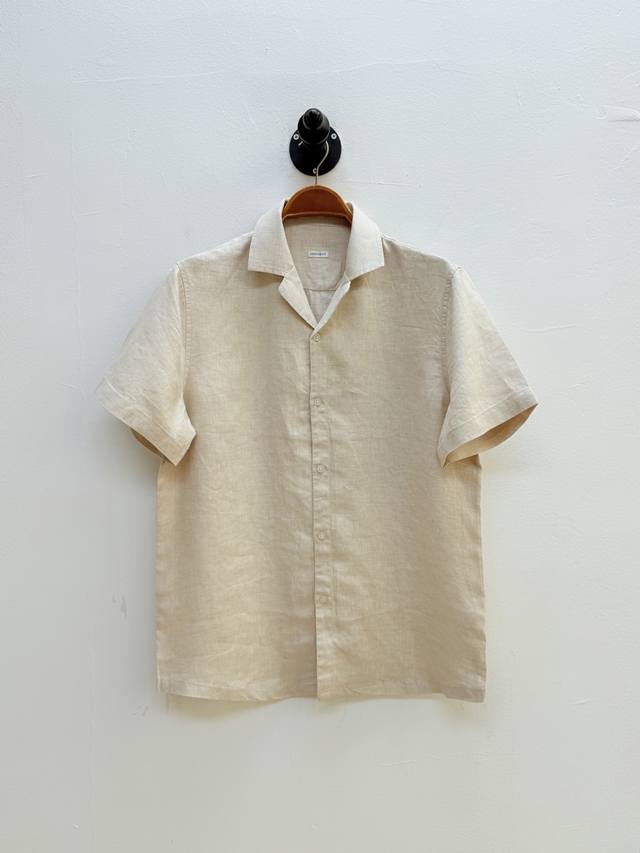 Bc 古巴领亚麻短袖衬衫、代工厂P出品 夏季新品 单品采用纽扣开襟设计，开襟选用明门襟工艺，纽扣上刻有品牌经典Logo，内敛地彰显身份，是老钱风“不露Logo却