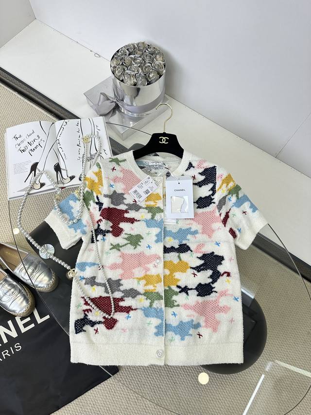 25Ss 小香最新出品 软软糯糯的进口特殊纱线 整件衣服以彩色的浮雕小飞机图案做亮点 设计独特又高级 Size S M L