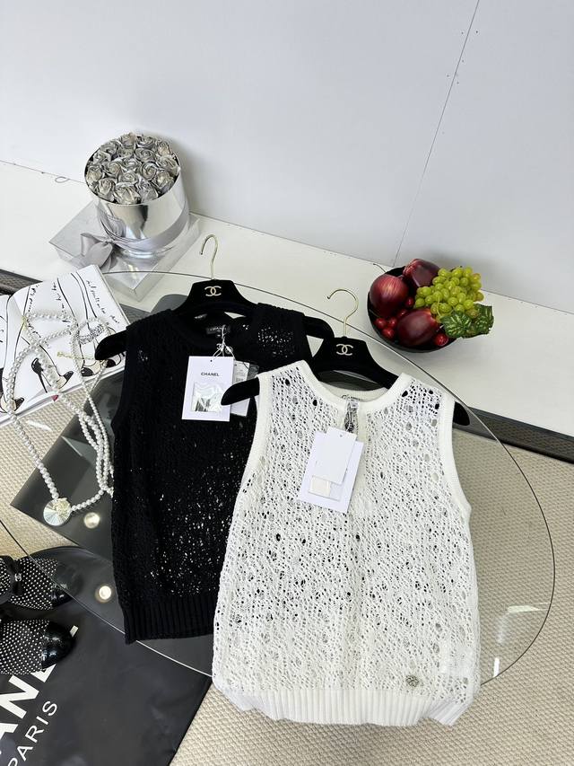 25Ss 小香最新品 镂空钩花背心上衣 精致钻扣装饰 Size S M L