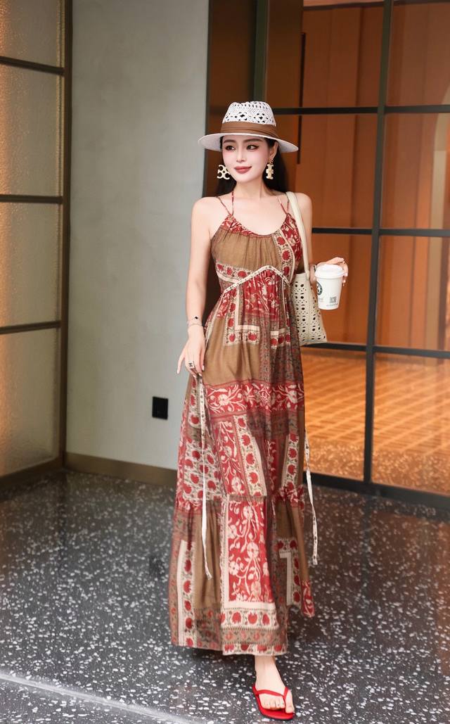 连衣裙 新款度假必备吊带连衣裙 现货 吊带一系，烦恼离线，可以随风飘舞的裙摆时刻带来浪漫的气息，连衣裙的V领里藏着：50%阳光+30%海浪+20%花香