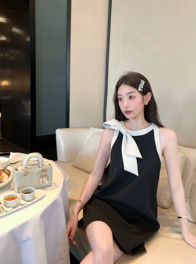 连衣裙 蝴蝶结撞色拼接连衣裙 经典的裙型加上俏皮的蝴蝶结、减龄又精致 简约大方感 日常出街或者通勤都适合 当度假裙子也很美 Sml