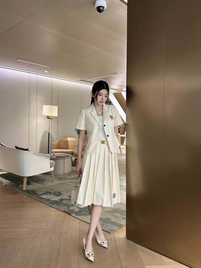 套装 Miumiu 25Ss西装套装 字母装饰 搭压褶半裙 时尚大方 高品质 两色三码Sml